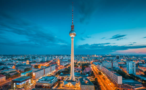 berlin skyline panorama mit berühmten fernsehturm am alexanderplatz in der nacht, deutschland - berlin germany urban road panoramic germany stock-fotos und bilder