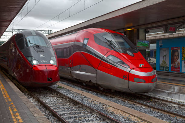 frecciarossa et agv alstom à roma termini - alstom photos et images de collection