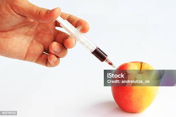 Líquido Rojo Sinyectaron En Una Manzana Foto de stock y más banco de imágenes de ADN - ADN, Aditivo alimentario, Agricultura