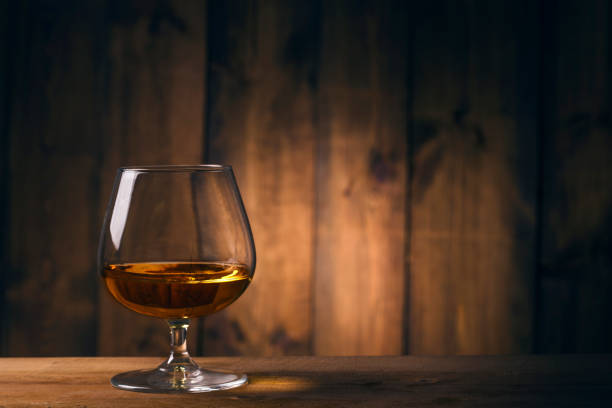 un vaso de whisky - barra escocia fotografías e imágenes de stock