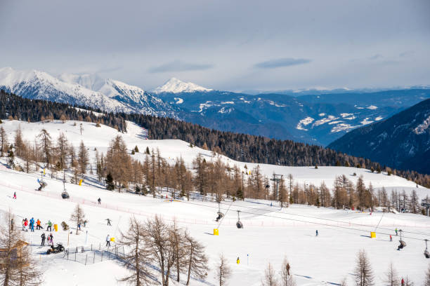 sonnigen tag in einem wintersportort in den alpen - dolomites ski lift winter ski track stock-fotos und bilder