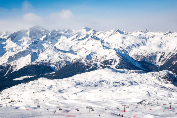 красивый зимний пейзаж в альпах - dolomites ski lift winter ski track стоковые фото и изображения