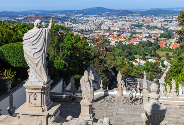 la ciudad de braga, visto desde la parte superior de la escalera de bom jesus do monte santuario. uno de los famosos santuarios portugueses. - sanctuaries fotografías e imágenes de stock