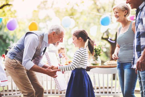 가족 행사 또는 뒤뜰에 외부 정원 파티. - grandparent grandfather grandmother child 뉴스 사진 이미지