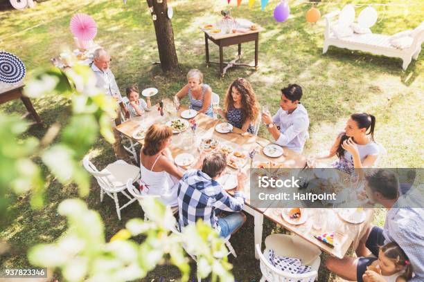 Celebración Familiar O Una Fiesta En El Jardín Exterior En El Patio Trasero Foto de stock y más banco de imágenes de Familia