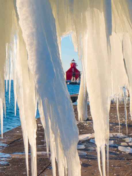 istock Sturgeon Bay North Pierhead Lighthouse looking tiny framed by huge icicles 937840384