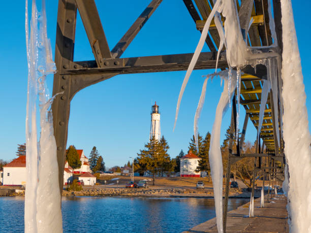 istock Sturgeon Bay Ship Canal Lighthouse framed by huge icicles 937840414