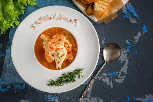 프랑스 생선 수프 부이 해산물, 연어 등심, 새우, 맛, 흰색 아름 다운 접시에 맛 있는 저녁 식사. 닫습니다. - scallop seafood sea main course 뉴스 사진 이미지