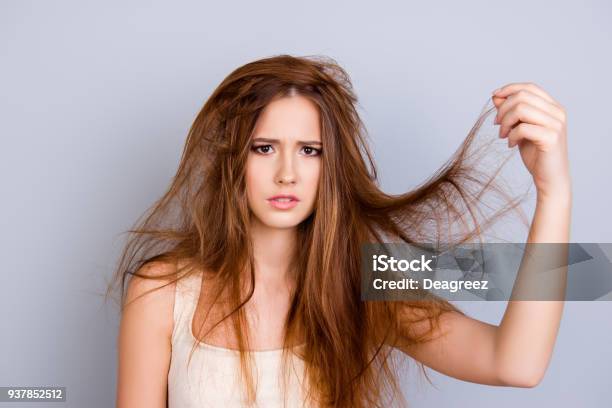 Retrato De Joven Frustrada Con El Pelo Sucio En El Fondo Puro Con Camiseta Casual Blanco Con Su Pelo De Cerca Foto de stock y más banco de imágenes de Pelo