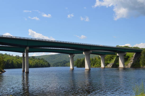 мост i-93 через реку коннектикут - река коннектикут стоковые фото и изображения