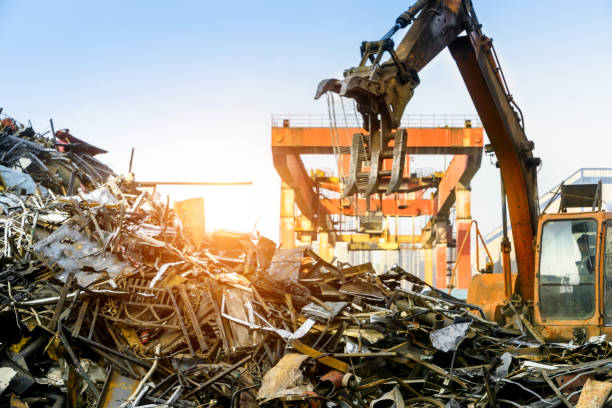 benne grue travaille en station de recyclage des déchets - construction built structure metal material photos et images de collection