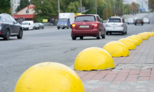 istock City traffic view from sidewalk with yellow spheres. 937878122