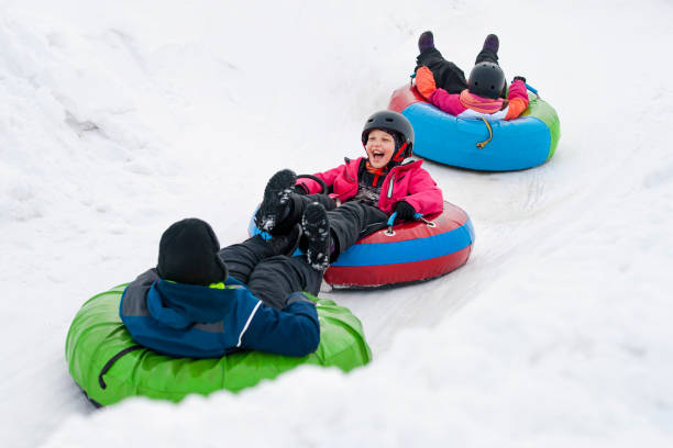 crianças inverno snowtubing - skiing family winter snow - fotografias e filmes do acervo