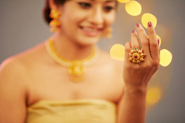 lächelnde indian beauty portrait mit schmuck - earring human face brown hair black hair stock-fotos und bilder