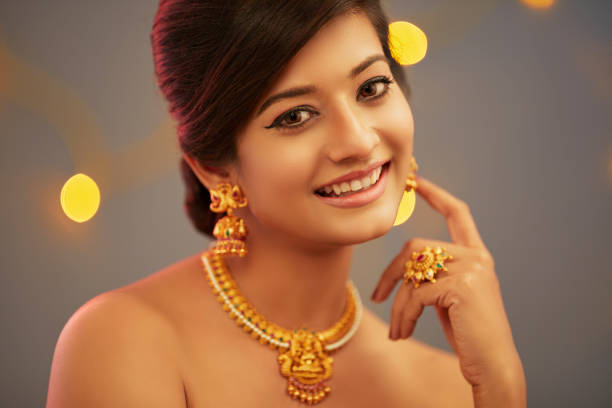 retrato de belleza de indio sonriente con joyas - earring human face brown hair black hair fotografías e imágenes de stock