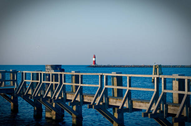 faro warnemünde en el mar báltico en alemania europa - arrival beacon blue nautical vessel fotografías e imágenes de stock