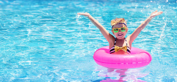 bambino felice nuoto in piscina - swimming trunks immagine foto e immagini stock