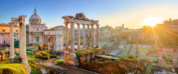 forum de rome. roman forum (foro romano) au coucher du soleil. architecture de rome et de point de repère. ancien forum de rome est l’une des principales attractions de rome et l’italie. - imperial italy rome roman forum photos et images de collection