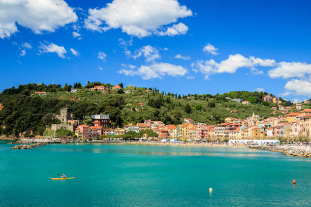 wieś san terenzo, cinque terre, włochy, europa. san terenzo znajduje się w zatoce poetów, w gminie lerici. - la spezia zdjęcia i obrazy z banku zdjęć