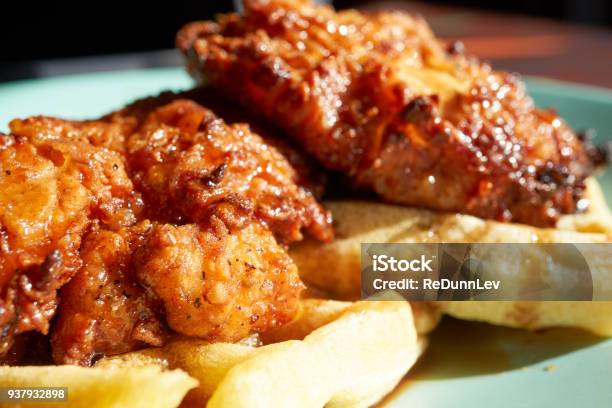 Pollo E Cialde - Fotografie stock e altre immagini di Cialda - Cialda, Carne di pollo, Acero