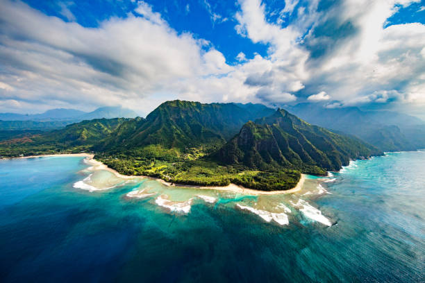 sulla costa di pali - isole hawaii foto e immagini stock