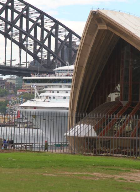 シドニー ・ オペラハウスとシドニーのブリッジ部湾に係留された船をクルーズします。 - sydney harbor bridge sydney opera house vertical australia ストックフォトと画像