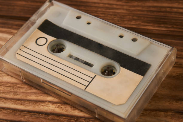 cas de ruban cassette vintage avec cassette rétro - collection furniture musical equipment packaging photos et images de collection