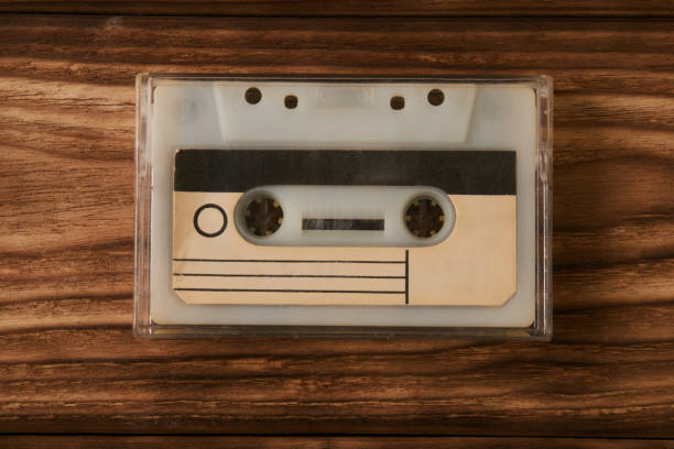 cas de ruban cassette vintage avec cassette rétro - collection furniture musical equipment packaging photos et images de collection