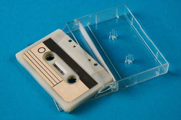 boîte de ruban cassette vierge avec cassette rétro sur fond bleu - collection furniture musical equipment packaging photos et images de collection