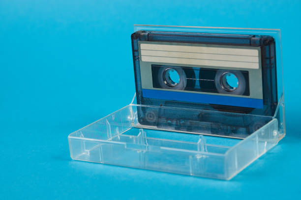 boîte de ruban cassette vierge avec cassette rétro sur fond bleu - collection furniture musical equipment packaging photos et images de collection