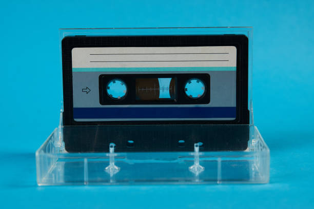 boîte de ruban cassette vierge avec cassette rétro sur fond bleu - collection furniture musical equipment packaging photos et images de collection