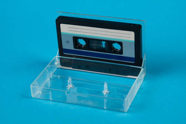 boîte de ruban cassette vierge avec cassette rétro sur fond bleu - collection furniture musical equipment packaging photos et images de collection