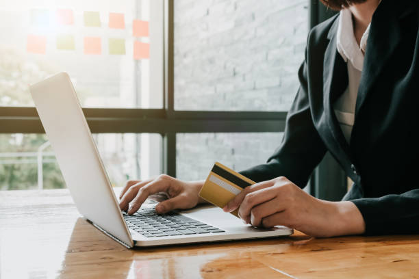 Online payment,Business woman's hands holding a credit card and using laptop computer for online shopping with vintage filter tone Online payment,Business woman's hands holding a credit card and using laptop computer for online shopping with vintage filter tone tienda stock pictures, royalty-free photos & images