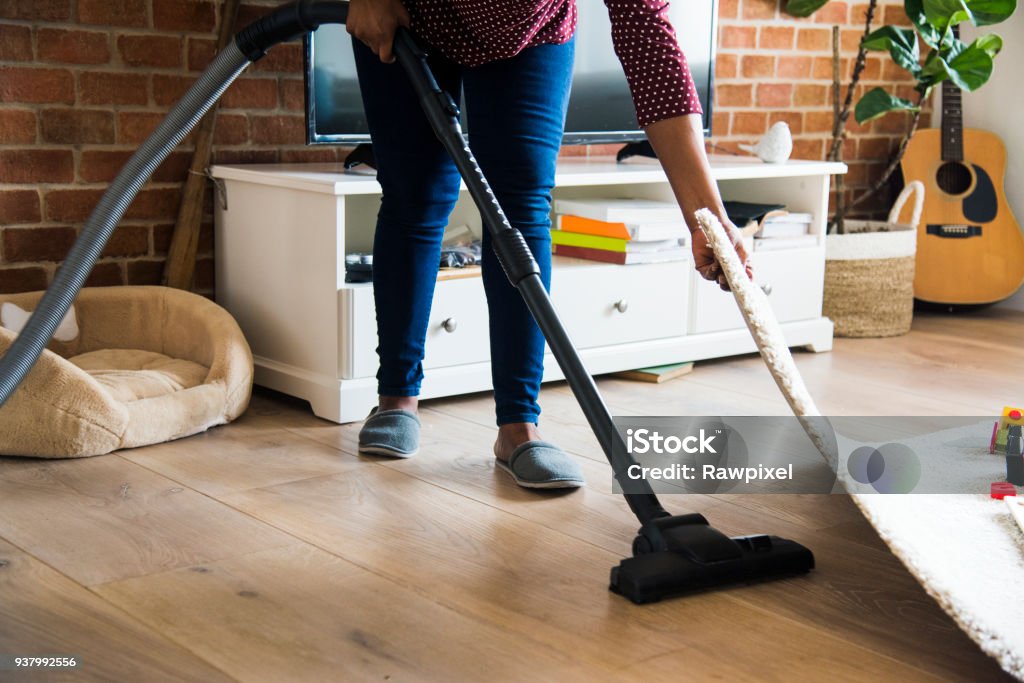 Femme noire est le nettoyage de chambre - Photo de Nettoyer libre de droits