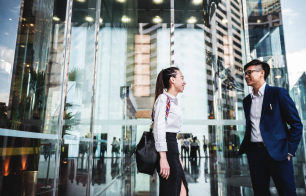 istock Asian business people in a city 937992614