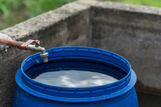 baril d’eau en plastique bleu - galvanized bucket photos et images de collection