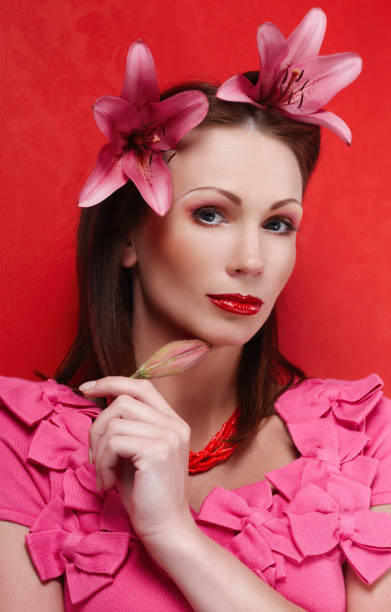 ピンクのイブニング ドレスの女性の肖像画。 - jewelry fashion model women personal accessory ストックフォトと画像