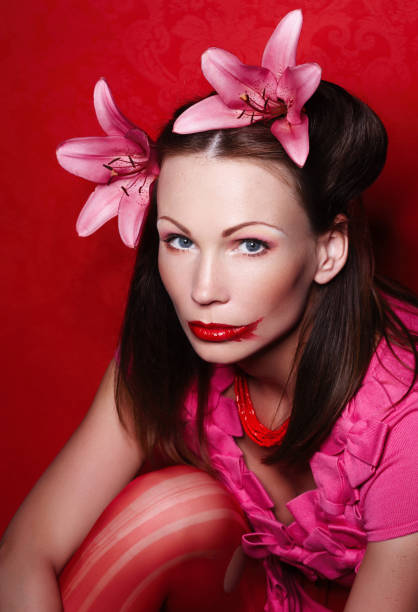 ピンクのイブニング ドレスの女性の肖像画。 - jewelry fashion model women personal accessory ストックフォトと画像