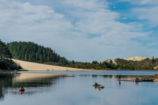 boia inflável tubos pessoas pesca na cleawox lago florença oregon - honeymoon - fotografias e filmes do acervo