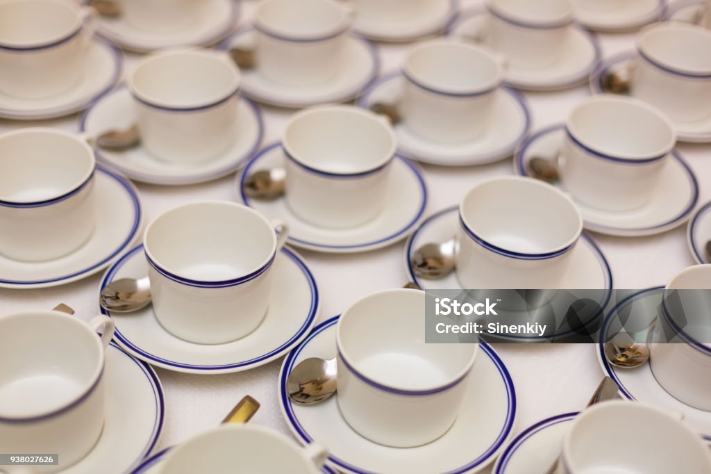 tazze da caffè servite su tavolo bianco come al bar - Foto stock royalty-free di Ammucchiare tazze da caffè servite su tavolo bianco come al bar - Foto stock royalty-free di Ammucchiare