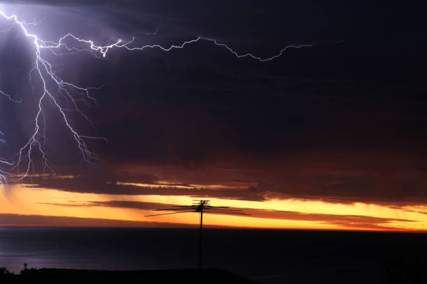 la foudre au cours d’orage - television aerial flash photos et images de collection