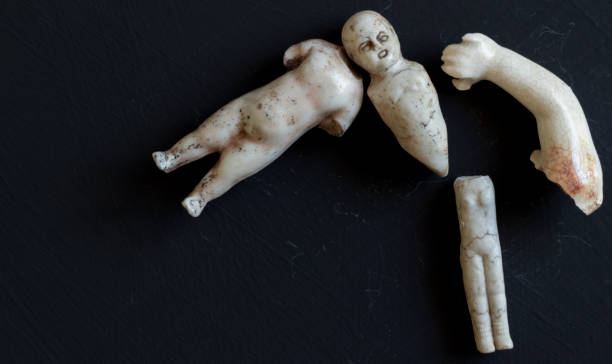 partes de corpo e rosto assustador retrô boneca quebrada isoladas no fundo preto do grunge - doll evil child baby - fotografias e filmes do acervo