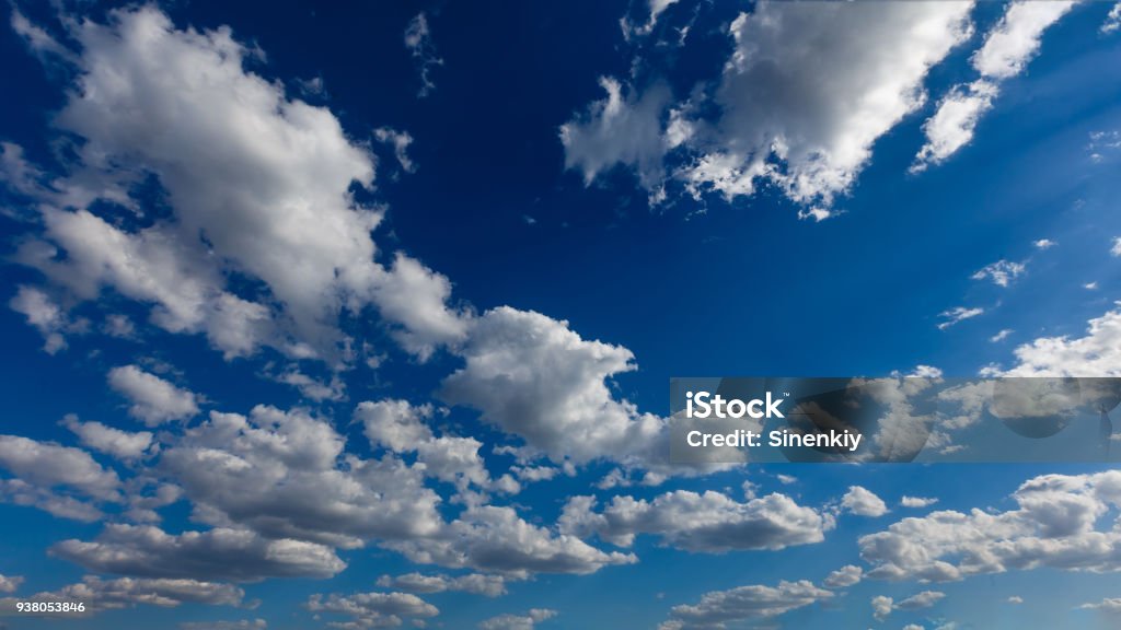 Beau ciel bleu avec des nuages blancs. Vue grand angle. - Photo de Ciel libre de droits