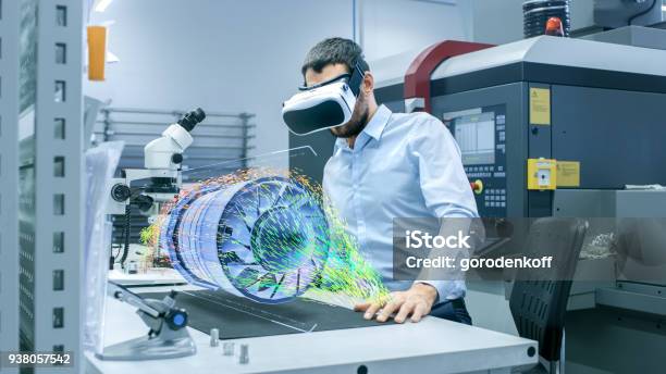 Fabrikchefingenieur Vr Kopfhörer Tragen Entwirft Engine Turbine Auf Dem Tisch Holographische Projektion Futuristisches Design Des Virtuellen Mixedrealityanwendung Stockfoto und mehr Bilder von Virtual-Reality-Simulator