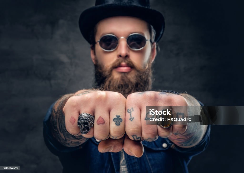 Bombardeo Conejo Yogur Primer Plano Tatuado Los Dedos De Hipster Con Anillos Foto de stock y más  banco de imágenes de Tatuaje - iStock