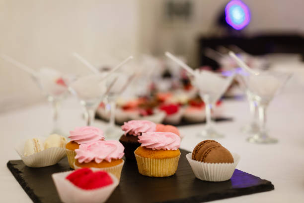 deliziosi cupcake al cioccolato con bacche su tavolo bianco, vista dall'alto - muffin blueberry muffin blueberry isolated foto e immagini stock
