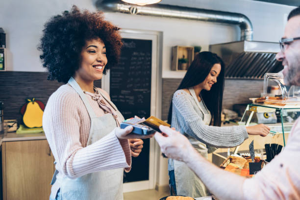 istock Client using credit card in fast food restaurant 938061094