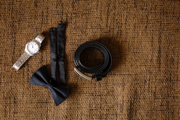 feche de acessórios de noivo modernos. anéis de casamento, gravata preta, sapatos de couro e relógio - shoe groom wood luxury - fotografias e filmes do acervo