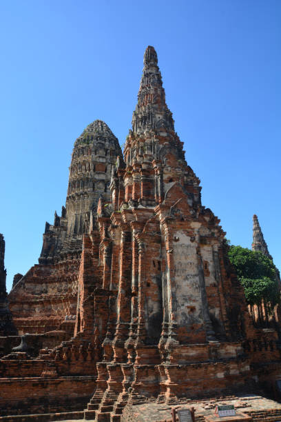 wat chaiwatthanaram ist ein buddhistischer tempel in der stadt von ayutthaya historical park - wat chaiwattanaram stock-fotos und bilder