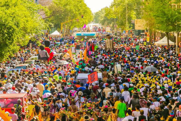 schwimmer und fancy dress kostüme bei der gauteng-karneval in den straßen von pretoria - 1474 stock-fotos und bilder